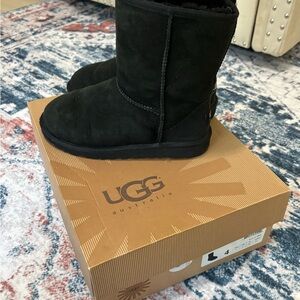 UGG Black Classic Short Boots - Big Kids Size 4 (Fits Women’s 5)